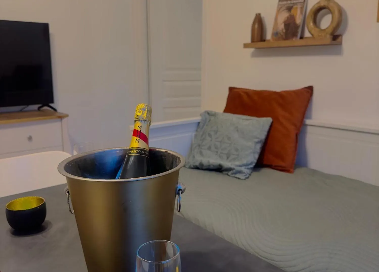 Appartement Chloe Du Lac Montferrat  شقة
